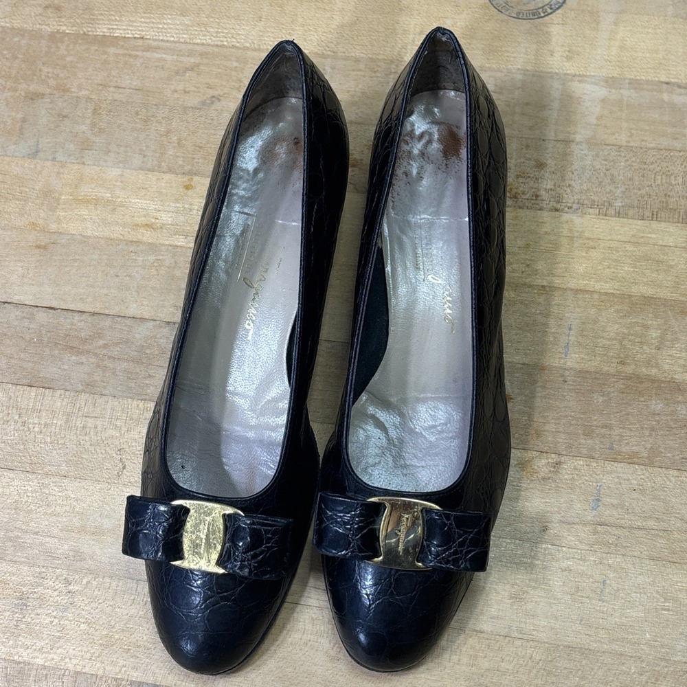 Vintage Salvatore Ferragamo Vara Black Croc Embossed Leather Pumps Sz 9B - Picture 8 of 9
